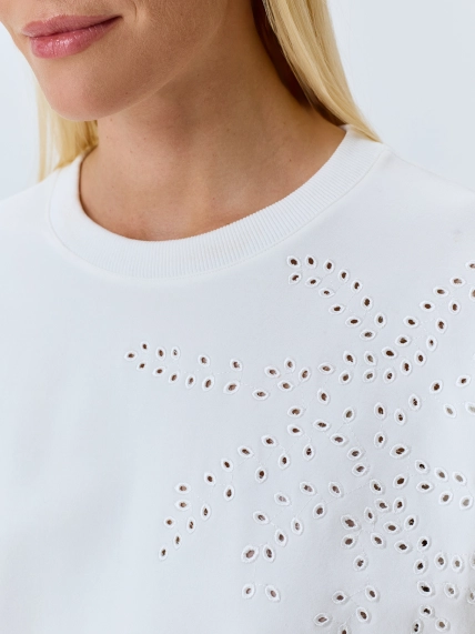 Джемпер с ажурной вышивкой