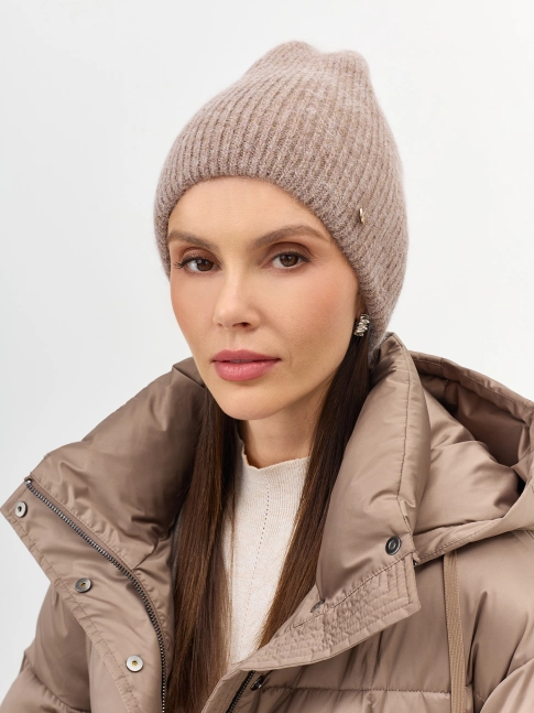 Шапка в тонкий рубчик с декором