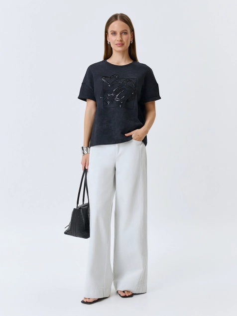 Футболка с фактурной мерцающей вышивкой 