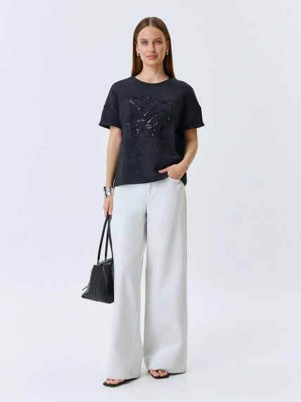 Футболка с фактурной мерцающей вышивкой 