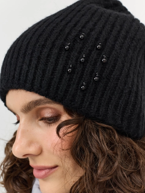 Шапка в рубчик с акцентным декором