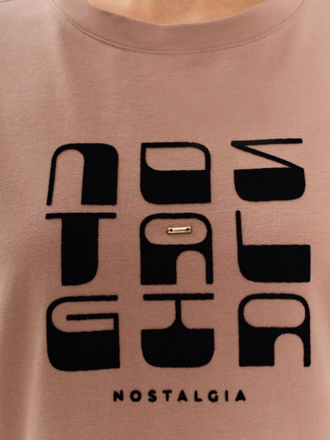 Футболка с минималистичным  принтом