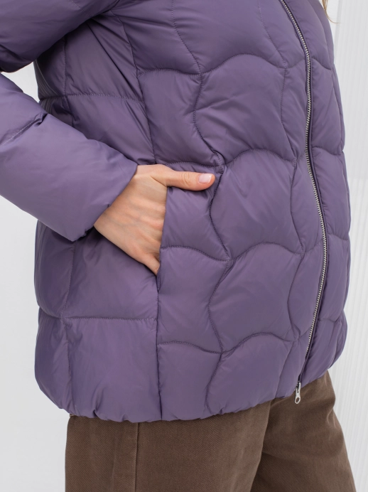 Укороченная куртка с фигурной стежкой и натуральным утеплителем