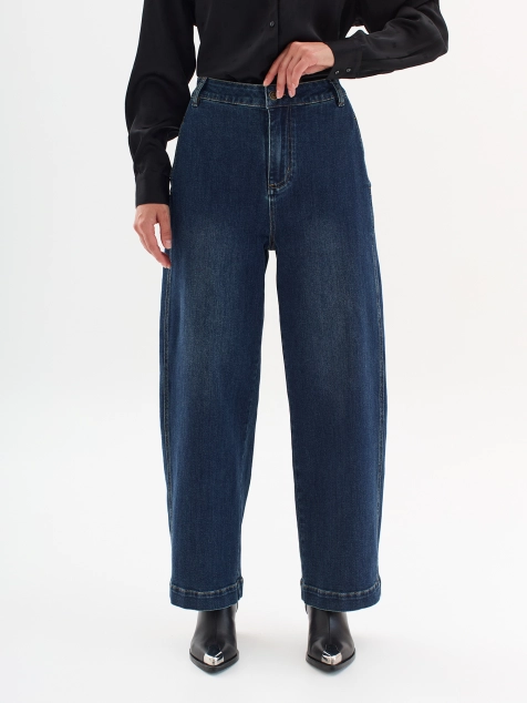 Укороченные джинсы с декоративными элементами в швах