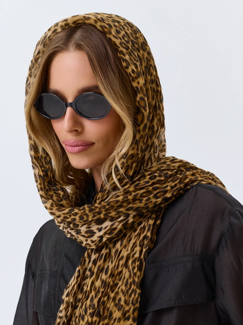 Тонкий палантин с анималистичным принтом