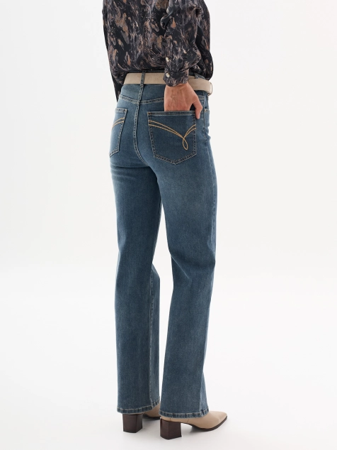 Джинсы прямого силуэта с вышивкой на задних карманах