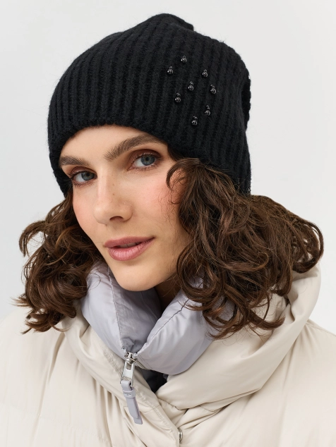 Шапка в рубчик с акцентным декором