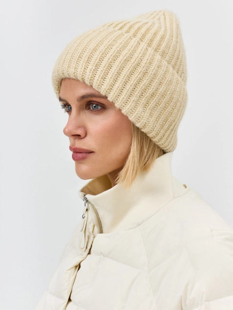 Шапка в рубчик с деликатным люрексом