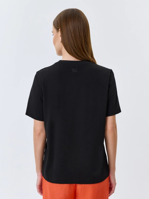 Футболка с объемной вышивкой и стразами