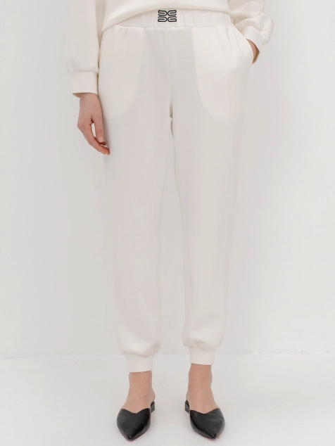 Трикотажные брюки с резинкой по талии и небольшим логотипом на поясе