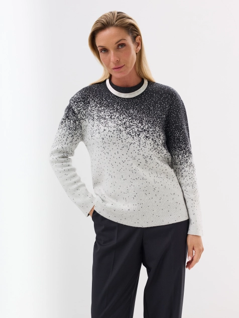 Эффектный свитер со стразами