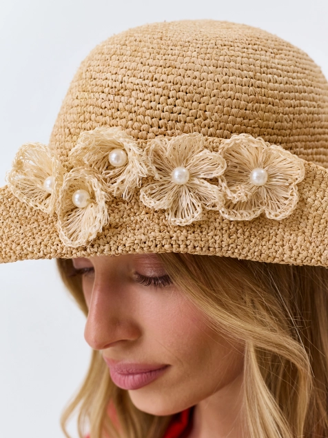 Шляпа из рафии с декором