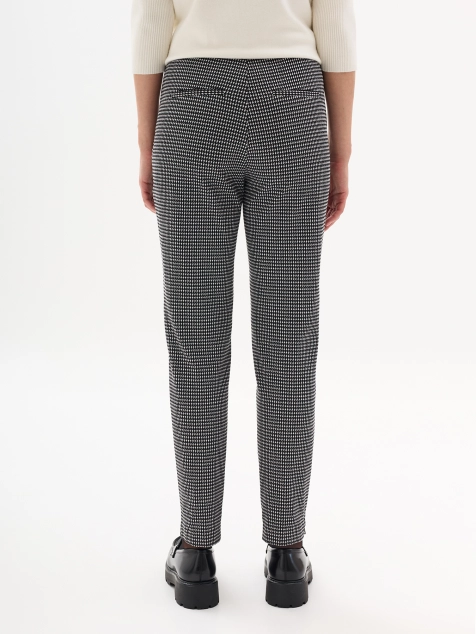Зауженные брюки в мелкую клетку