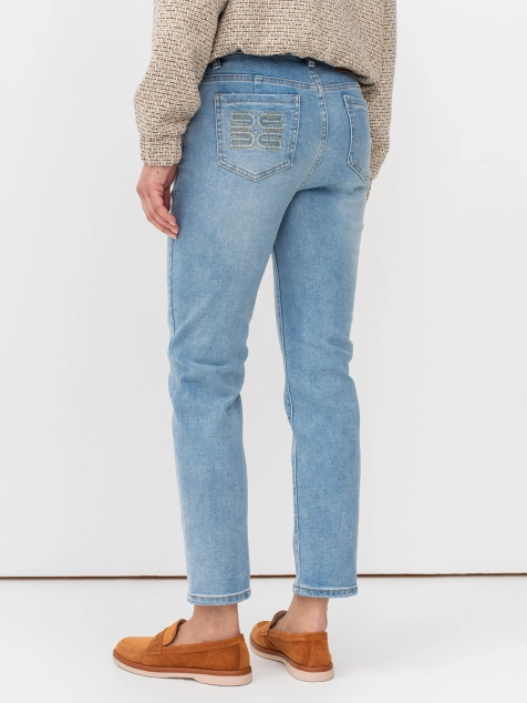 Классические джинсы с вышивкой на заднем кармане