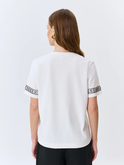Футболка с декором на рукавах
