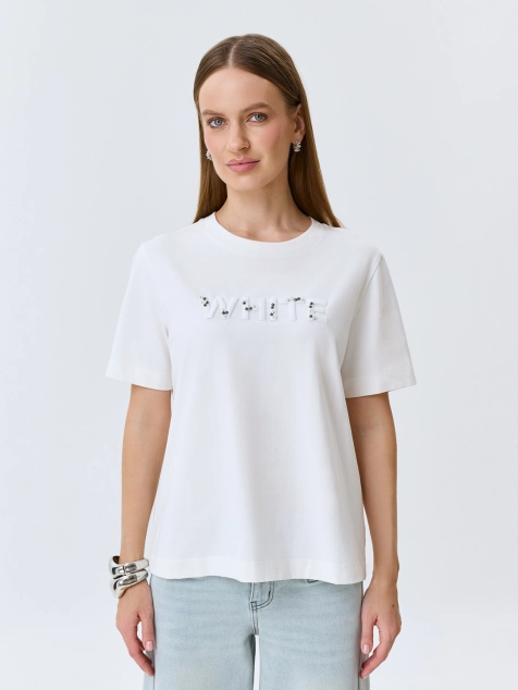 Футболка с объемной вышивкой