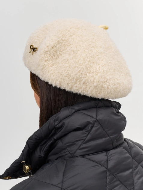 Берет с минималистичным декором