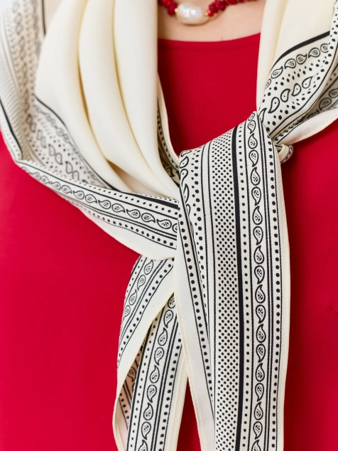 Тонкая косынка с монохромным принтом