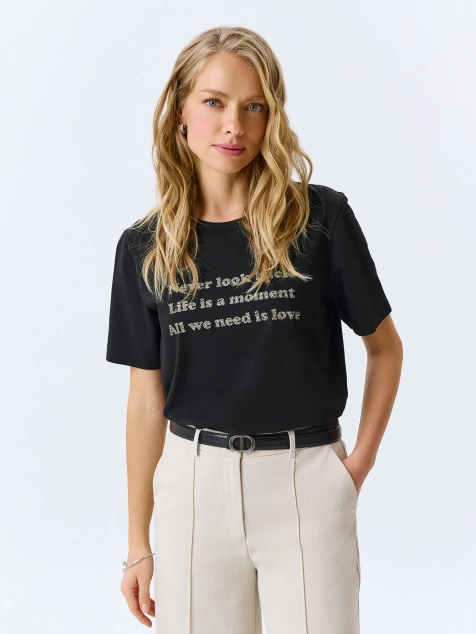 Минималистичная футболка с шрифтовым принтом