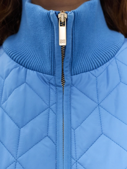 Яркое пальто с фигурной стежкой