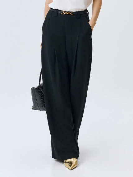 Брюки с кокеткой и складками