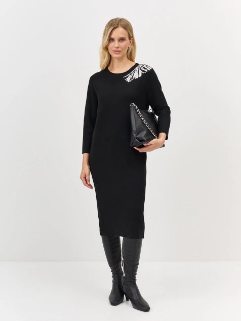 Вязаное платье с контрастным узором