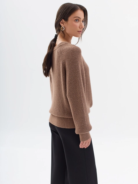 Фантазийный свитер с открытым плечом