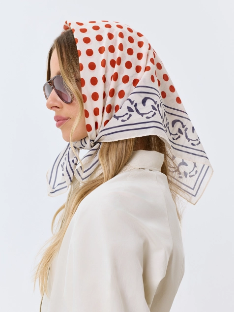 Шейный платок в яркий горошек