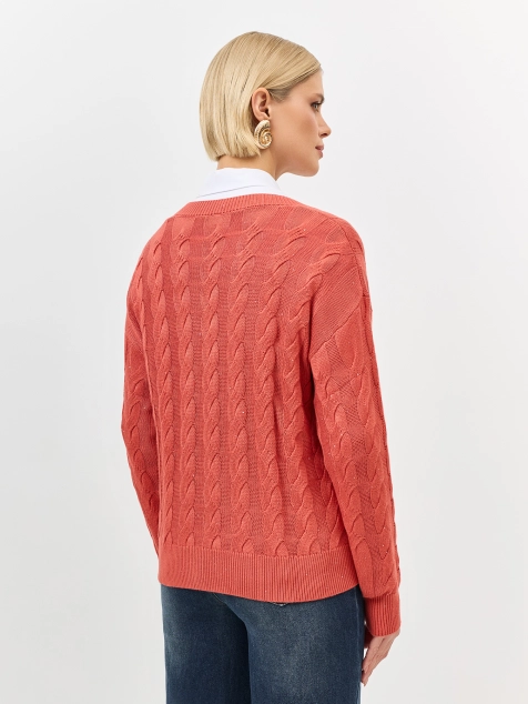 Яркий джемпер с косами