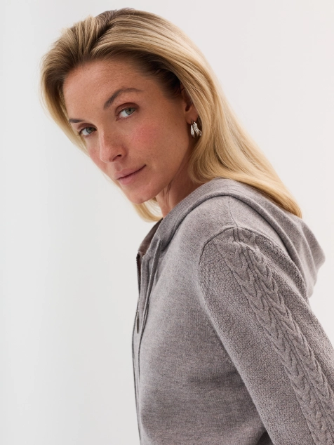 Вязаный бомбер с капюшоном