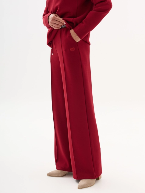 Трикотажные брюки с минималистичной вышивкой