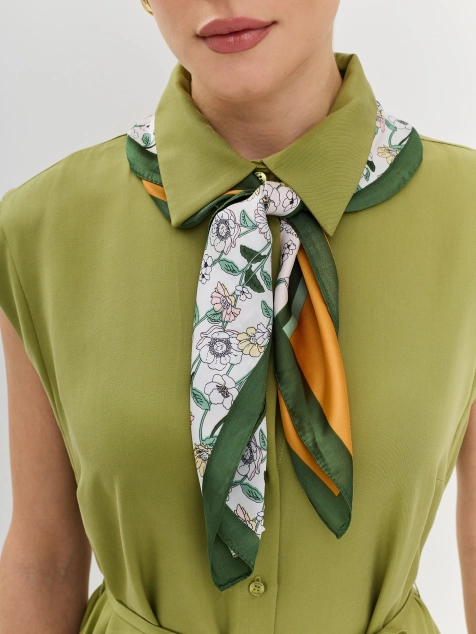 Шейный платок с ярким цветочным принтом