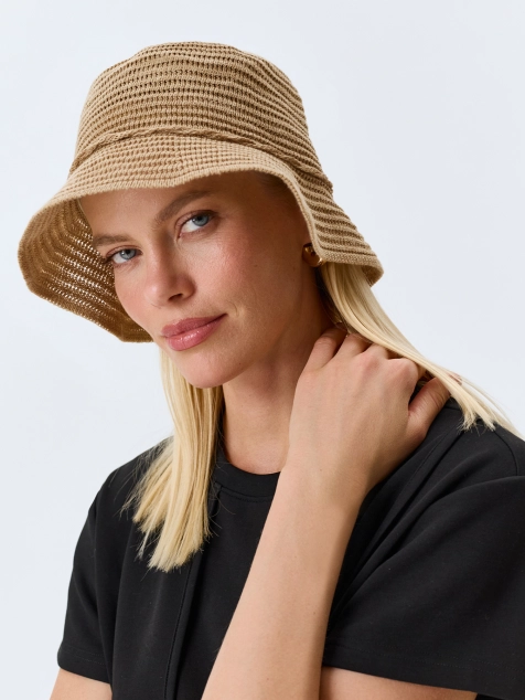 Пляжная плетеная шляпа