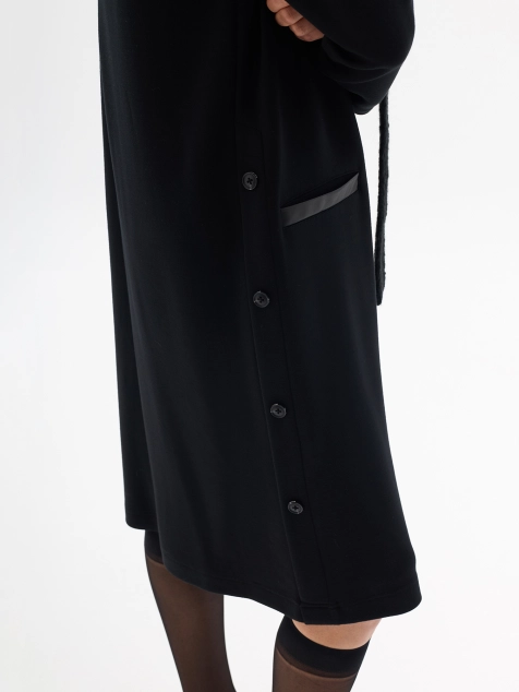 Платье прямого силуэта с акцентными пуговицами