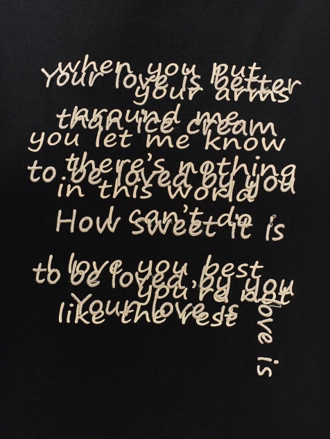 Футболка с контрастной вышивкой