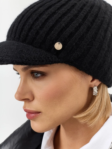 Шапка с козырьком в рубчик