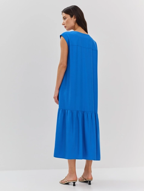 Яркое платье с декором по горловине