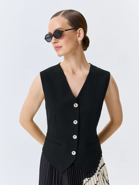 Жилет с контрастными пуговицами