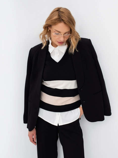 Жилет с контрастными полосками