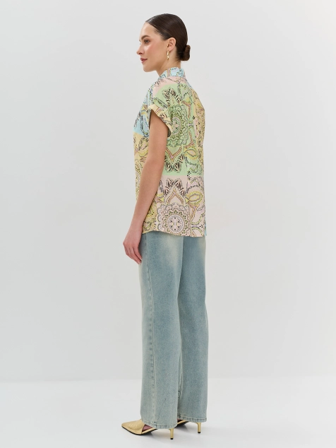 Яркая блузка с принтом