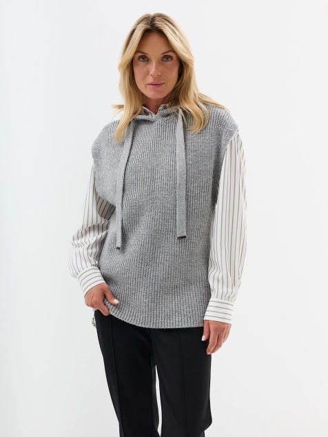 Вязаный жилет с капюшоном