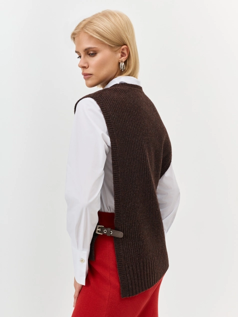 Вязаный жилет с декоративными хлястиками