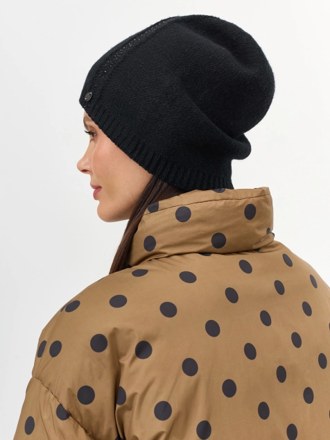 Шапка с декором из мерцающих страз 