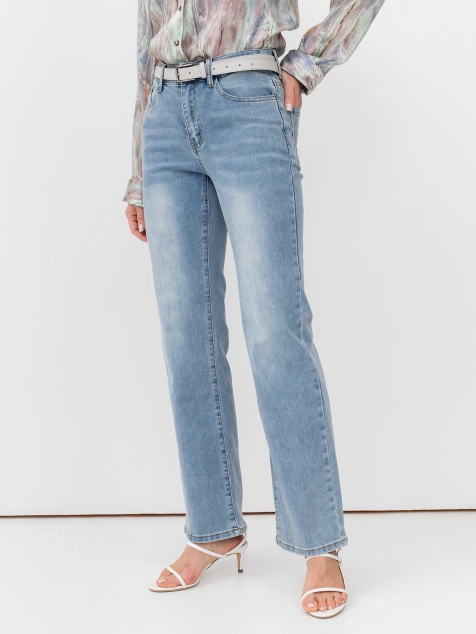 Джинсы клеш с вышивкой на кармане