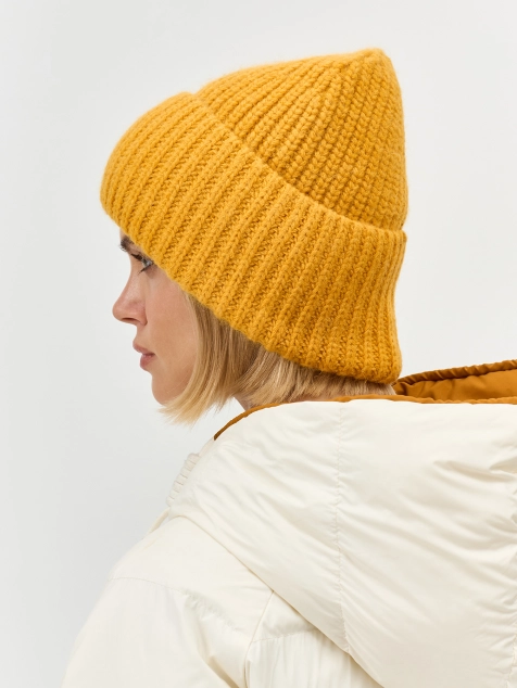 Базовая шапка бини в рубчик