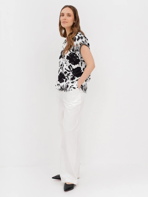 Блузка с монохромным цветочным принтом