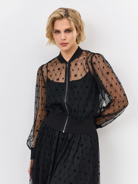 Эффектный бомбер из прозрачной сетки