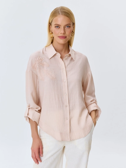 Блузка с акцентной вышивкой