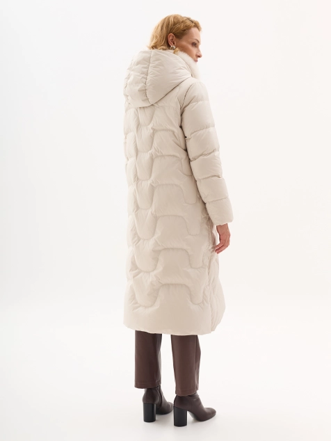 Пуховик с фантазийной стежкой и мехом песца