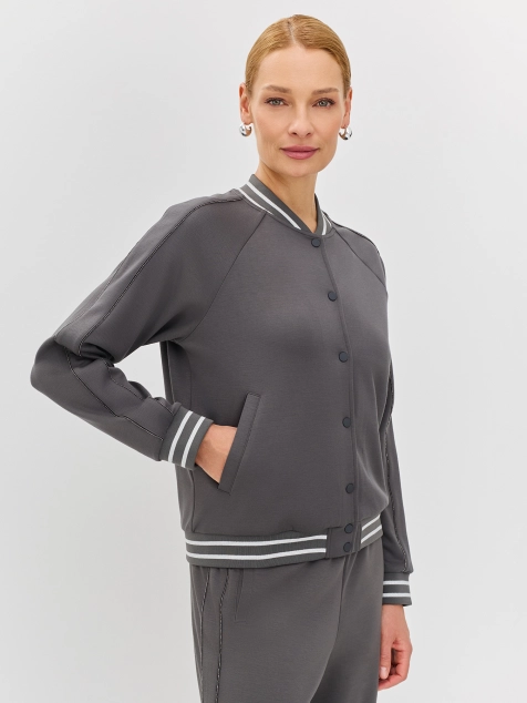 Бомбер в спортивном стиле с акцентной вышивкой